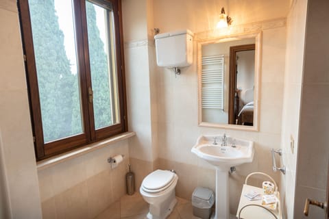 Classic Triple Room | Bathroom | Free toiletries, hair dryer, bidet, towels