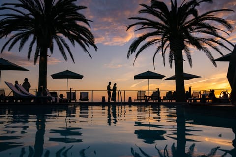 Outdoor pool, cabanas (surcharge), pool umbrellas