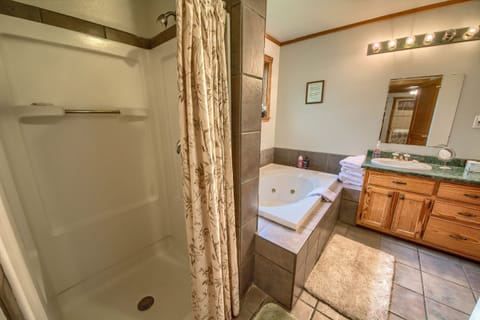 Cottage, 2 Bedrooms | Bathroom | Towels