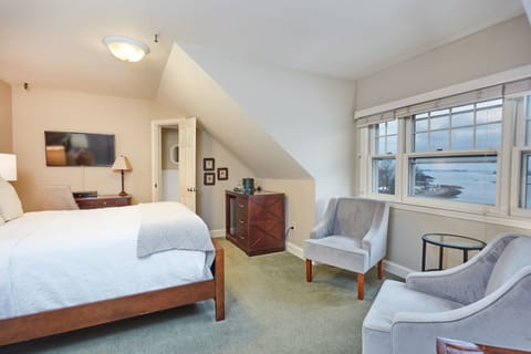 Deluxe Room, 1 Queen Bed, Non Smoking, River View | Egyptian cotton sheets, premium bedding, down comforters, pillowtop beds