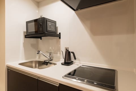 Deluxe C Non-Smoking | Private kitchen | Fridge, microwave, electric kettle, cookware/dishes/utensils