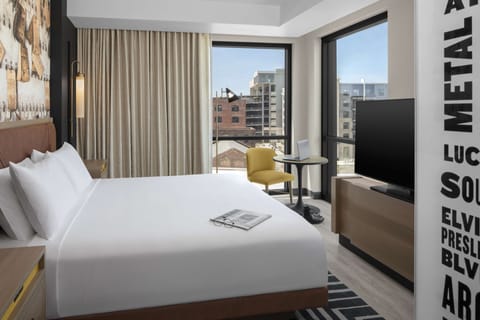 Suite (Big River) | Minibar, in-room safe, desk, laptop workspace