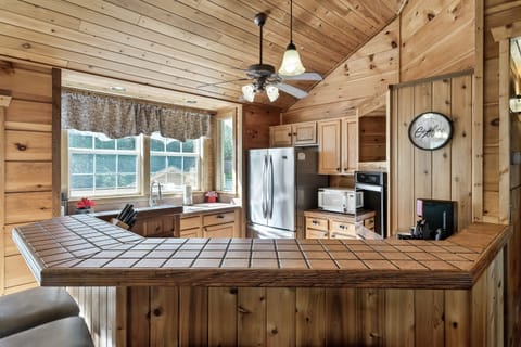 Basic Cabin | Private kitchen | Full-size fridge, microwave, oven, dishwasher