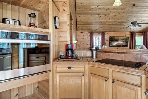 Basic Cabin | Private kitchen | Full-size fridge, microwave, oven, dishwasher