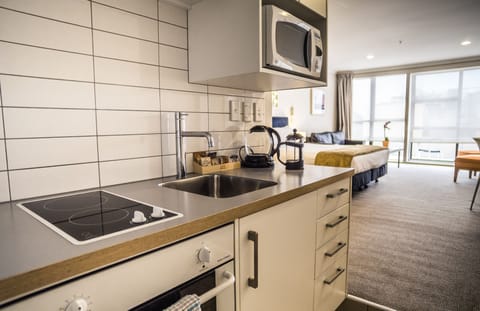 Studio, 1 King Bed | Private kitchenette | Fridge, microwave, oven, stovetop