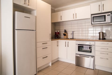 Deluxe Apartment, 1 Bedroom | Private kitchen | Fridge, microwave, oven, stovetop