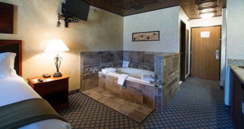 Presidential Studio Suite, Hot Tub | Desk, blackout drapes, iron/ironing board, rollaway beds