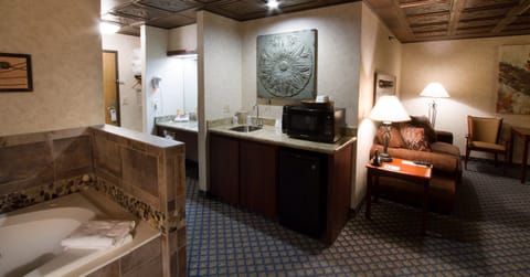 Presidential Studio Suite, Hot Tub | Bathroom | Combined shower/tub, free toiletries, hair dryer, towels