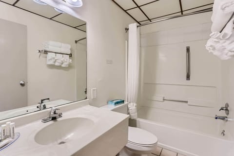 Combined shower/tub, hair dryer, towels