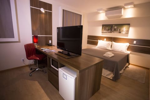 Deluxe Room | Minibar, in-room safe, desk, laptop workspace