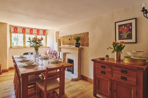 Traditional Cottage, Private Bathroom | Dining