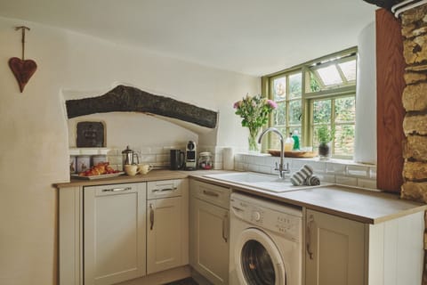 Traditional Cottage, Private Bathroom | Shared kitchen | Highchair