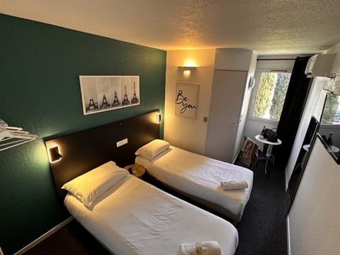 Standard Twin Room | Desk, laptop workspace, soundproofing, free WiFi