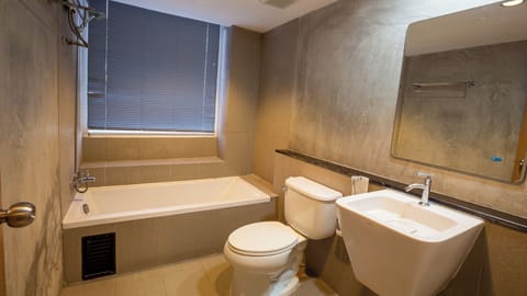 Luxury Premier Sea View | Bathroom | Free toiletries, towels