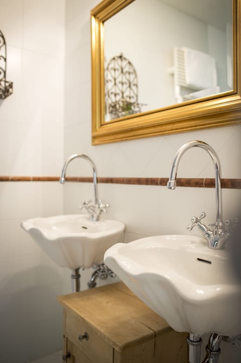 Junior Suite (Romantic) | Bathroom sink