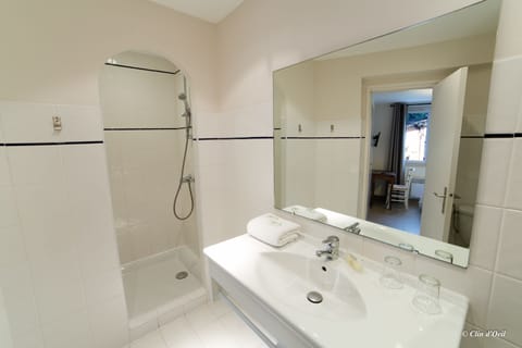 Room, City View | Bathroom | Free toiletries, towels