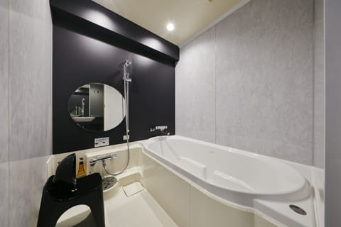 Combined shower/tub, deep soaking tub, free toiletries, hair dryer