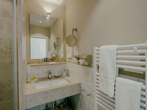 Single Room (Villa) | Bathroom | Free toiletries, hair dryer, bathrobes, slippers