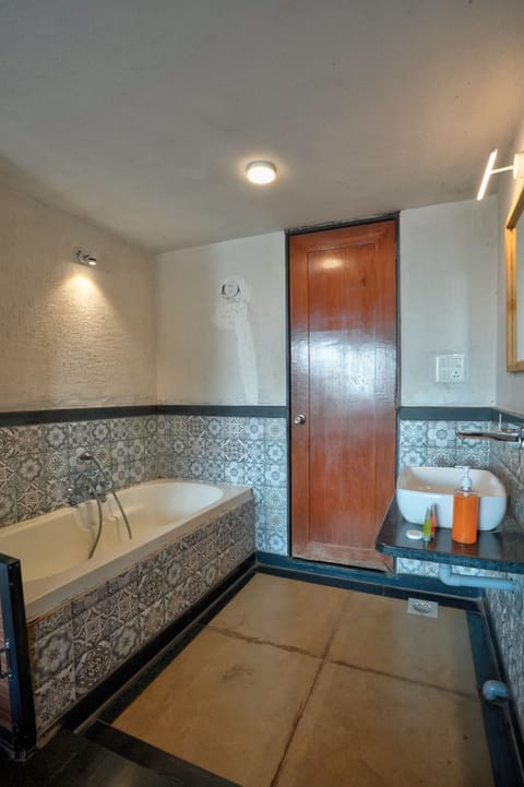 Deluxe Cottage, Beach View | Bathroom | Shower, rainfall showerhead, free toiletries, towels