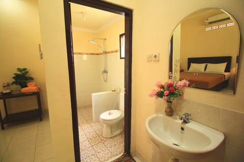 Standard Room, Garden View | Bathroom