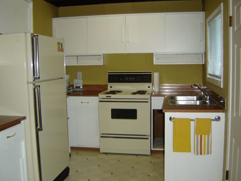 Suite, 2 Bedrooms | Private kitchen | Coffee/tea maker