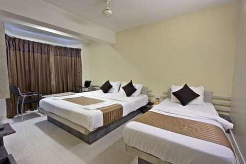 Deluxe Triple Room | Premium bedding, Select Comfort beds, in-room safe