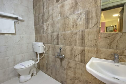 Deluxe Triple Room | Bathroom | Shower, rainfall showerhead, free toiletries, towels