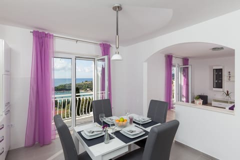 Apartment (Comfort Two Bedroom SeaView Apartment) | In-room dining