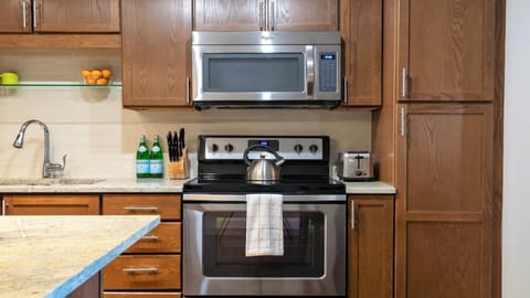 Apartment (1 Bedroom) | Private kitchen | Fridge, microwave, oven, stovetop