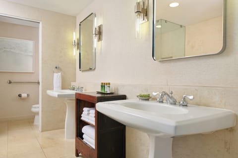 Penthouse Two Bedroom Suite | Bathroom | Shower, free toiletries, hair dryer, bathrobes