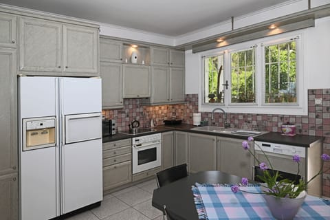 Luxury Villa | Private kitchen | Fridge, microwave, oven, stovetop