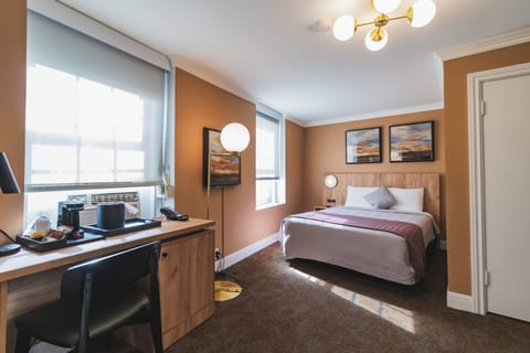 Standard Room, 1 Queen Bed | In-room safe, blackout drapes, iron/ironing board, free WiFi