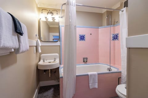 Standard Room, 1 Queen Bed | Bathroom | Towels