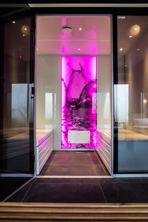 Sauna, hot tub, steam room