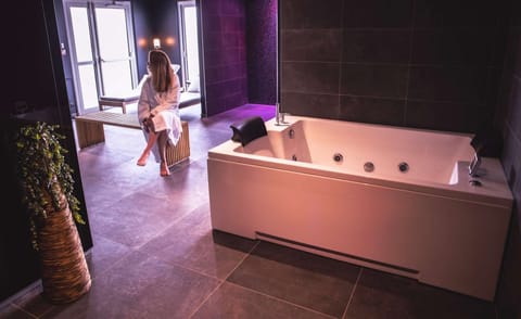 Sauna, hot tub, steam room