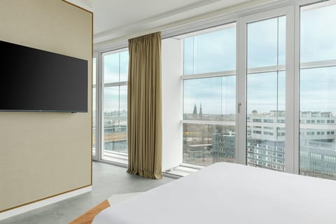 Executive Double Room | Minibar, in-room safe, individually decorated, individually furnished