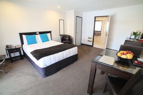 Accessible Studio, 1 Queen Bed | Desk, iron/ironing board, free WiFi, bed sheets