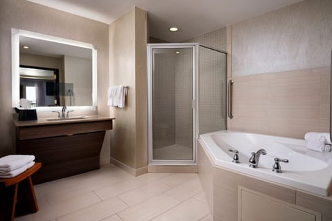 Room, 1 King Bed, Non Smoking | Bathroom | Combined shower/tub, designer toiletries, hair dryer, towels