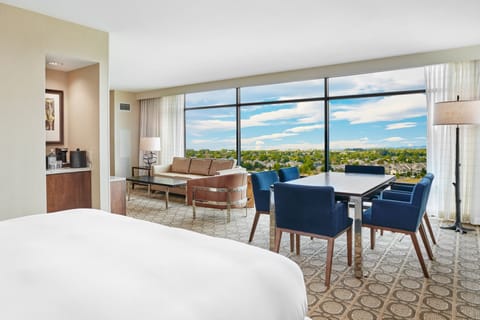 Club Room, 1 King Bed (View) | Premium bedding, down comforters, in-room safe, desk