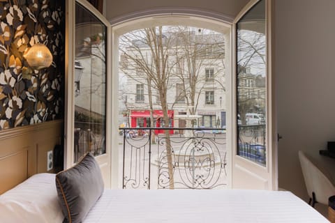 Standard Room, 2 Twin Beds, Non Smoking | Premium bedding, in-room safe, individually decorated, desk