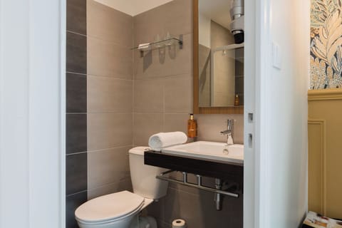 Standard Room, 1 Double Bed, Non Smoking | Bathroom | Free toiletries, hair dryer, towels, soap
