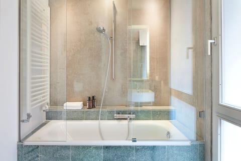 Junior Suite | Bathroom | Deep soaking tub, free toiletries, hair dryer, towels