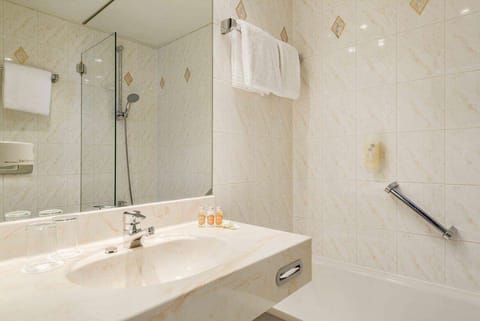 Comfort Room | Bathroom | Combined shower/tub, free toiletries, hair dryer, towels