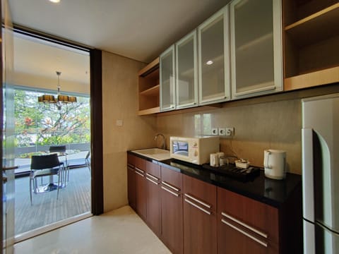 Presidential Suite, 1 Bedroom, City View | Private kitchen | Fridge, coffee/tea maker