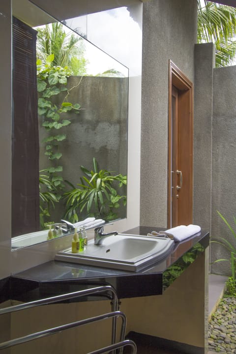 Deluxe Room | Premium bedding, minibar, in-room safe, desk