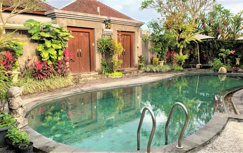 Outdoor pool, pool umbrellas, sun loungers