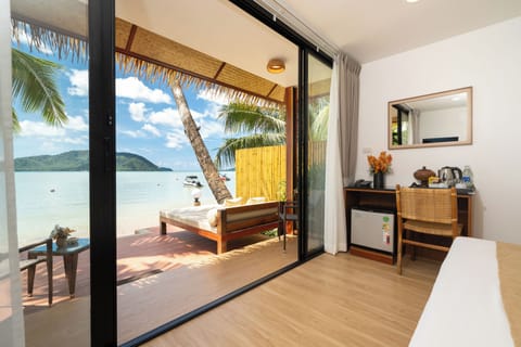 Premier Room, Sea View, Beachfront | Minibar, in-room safe, desk, free WiFi