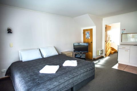 Large Family Unit, Maxi Spa Bath | In-room safe, desk, free WiFi, bed sheets