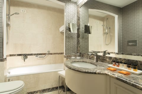 Combined shower/tub, designer toiletries, hair dryer, slippers