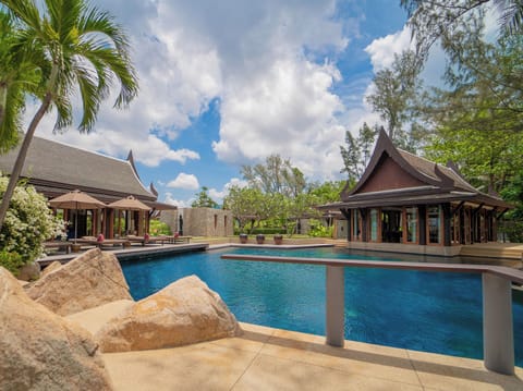 Outdoor pool, pool umbrellas, sun loungers